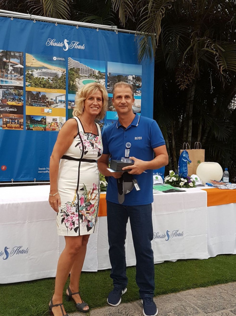 Madji Joher, ganador del premio Scratch con 41 puntos junto a Astrid van Wijk (directora comercial Seaside Hotels)