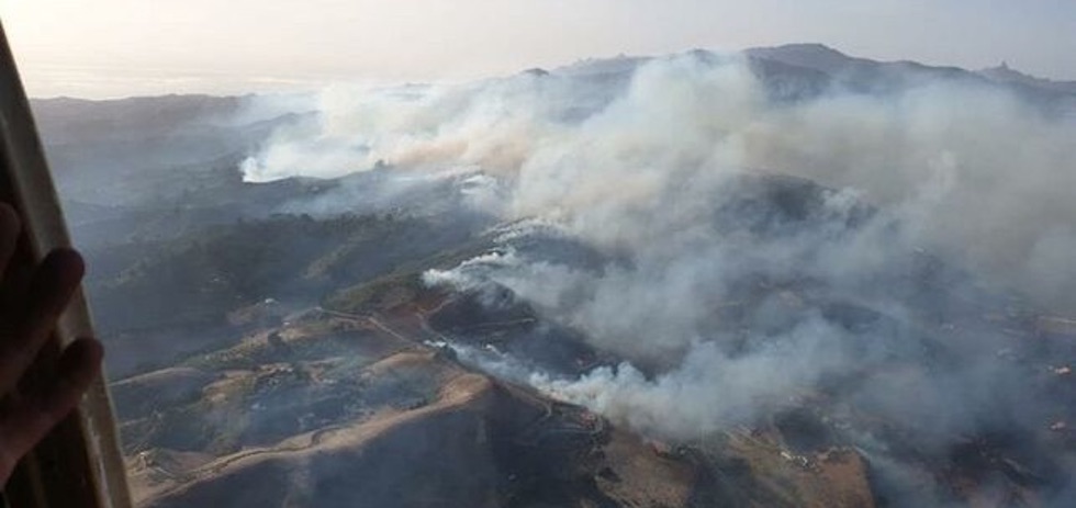 Vista a&eacute;rea del incendio de Gran Canaria. (EFE)