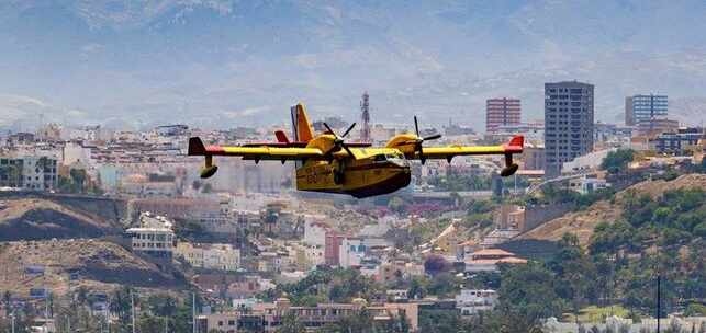 Uno de los cuatro hidroaviones que trabajan en el incendio de Gran Canaria tras cargar agua en la bah&iacute;a de la capital grancanaria. EFE/&Aacute;ngel Medina G.