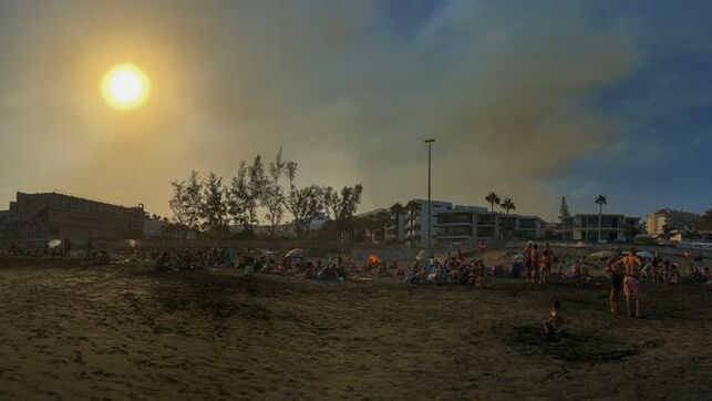 Vista panor&aacute;mica de una nube de humo procedente del incendio de Gran Canaria sobre las playas del sur de la isla. EFE/Jos&eacute; Mar&iacute;a Rodr&iacute;guez