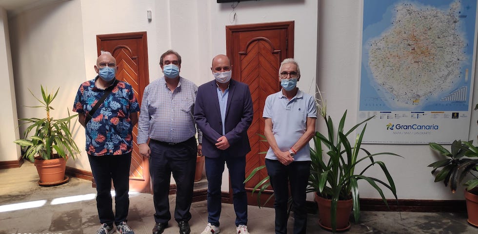 Desde la izquierda, 1. Maurizio Mior representante de la asociación italiana "fogolar Furlan", 2. cónsul honorífico de Italia en Las Palmas, Carlo De Blasio, 3. Consejero de Turismo, Carlos Álamo, 4. Giuseppe Bucceri 