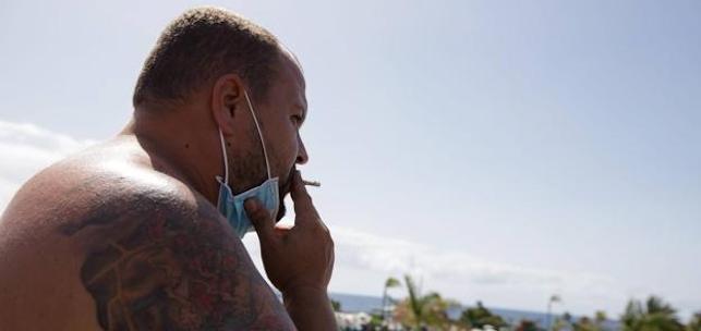 Fumador en una playa