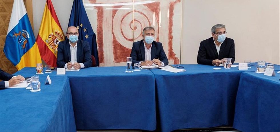 Reuni&oacute;n de coordinaci&oacute;n de fuerzas y cuerpos de seguridad del Estado, auton&oacute;micas y locales, presidida por el presidente de Canarias | EFE