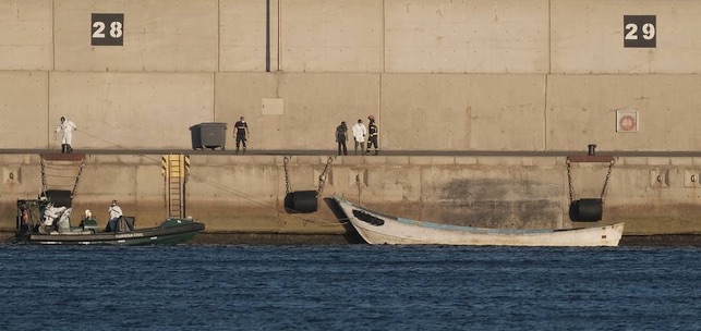 La patrullera de la Guardia Civil Río Tajo ha remolcado hasta el puerto de Arinaga, en Gran Canaria, el cayuco con los cadáveres de unas diez personas que fue encontrado ayer a 80 millas al sur de la isla | Ángel Medina / EFE