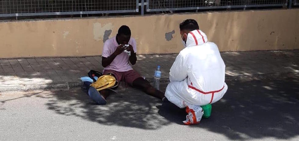 Adama atendido por personal sanitario de Canarias con el equipo de protección individual.