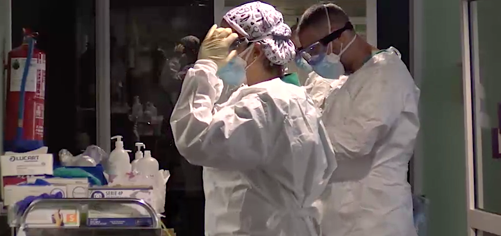 El equipo m&eacute;dico prepar&aacute;ndose en la plata covid 19. ACFI PRESS