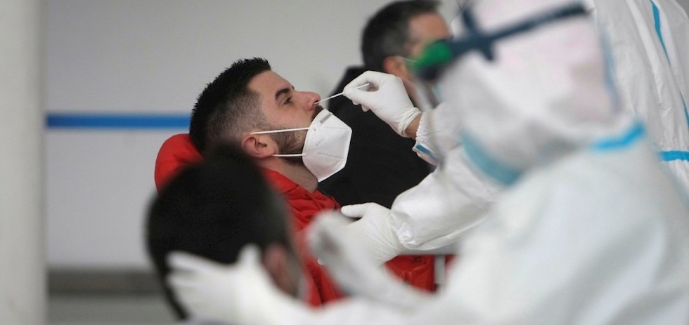 Sanitarios realizando una muestra. EFE