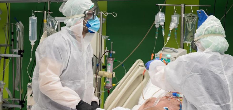 Sanitarios atendiendo a un paciente covid 19.