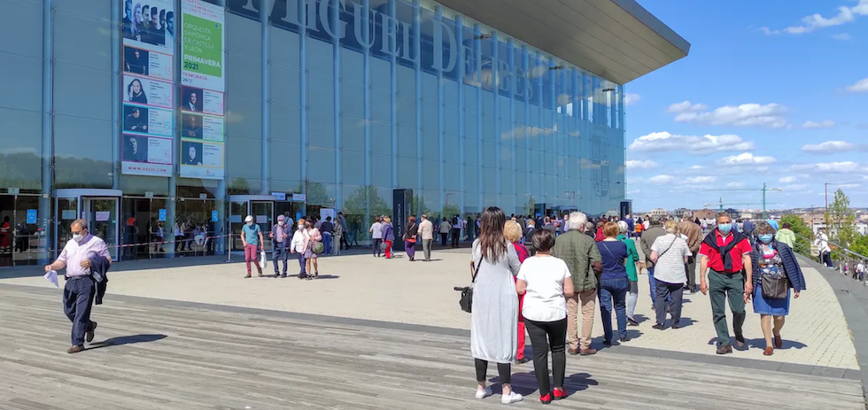 Colas para vacunaci&oacute;n en el Auditorio Miguel Delibes de Valladolid. Shutterstock / Ruben Fraile