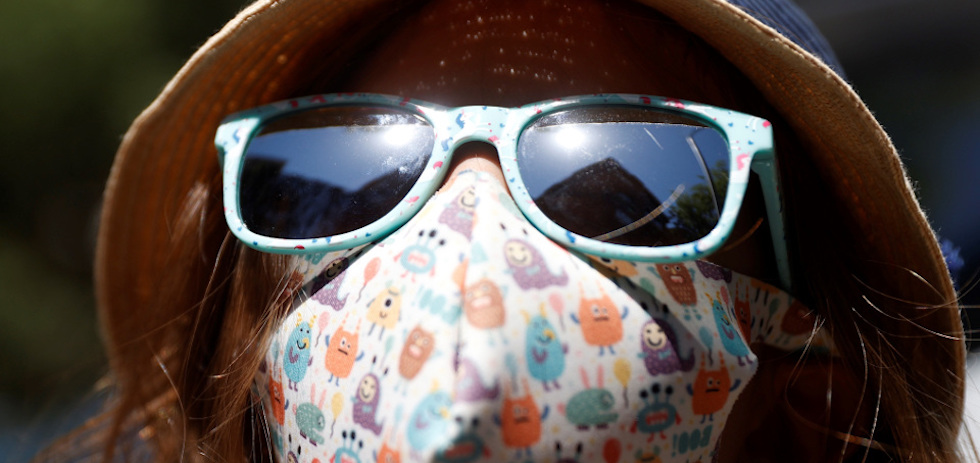 Protecci&oacute;n ante el calor, sombrero, gafas de sol y mascarilla. EFE