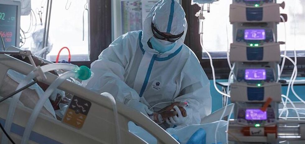 Coronavirus UCI. EFE