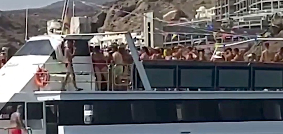 Imagen de archivo de una fiesta en barco durante la pandemia.