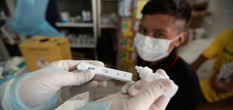 Sanitarios realizan a un ni&ntilde;o un test del coronavirus| EFE