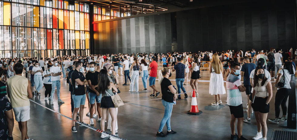 Centro de vacunaci&oacute;n en Le&oacute;n (Espa&ntilde;a), Shutterstock / alvan.ph