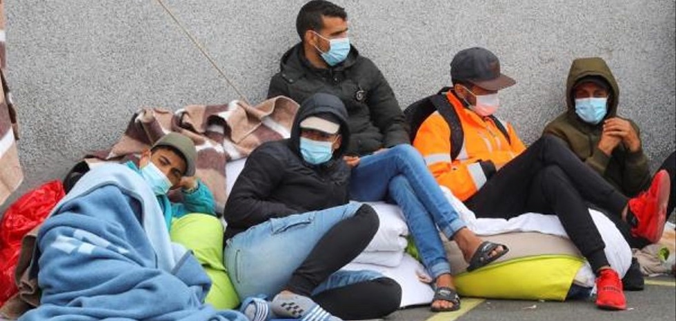 Migrantes a las puertas del campamento | EFE