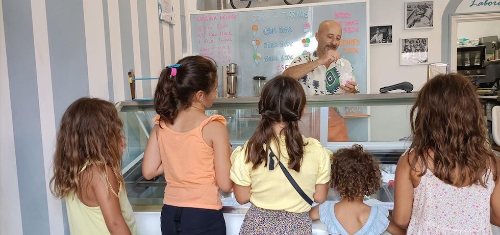 El propietario de la Heladería-Cafetería Gioya, en La Aldea, Ayuntamiento de La Aldea (Facebook)