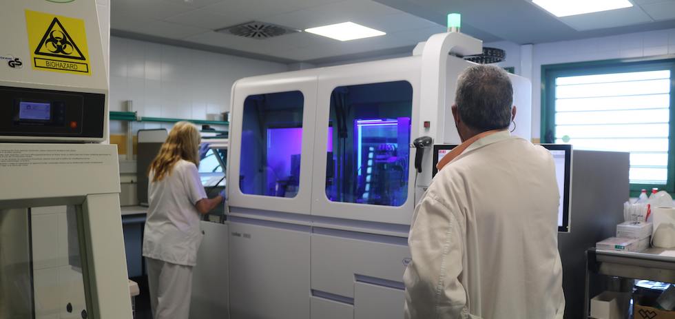 Profesionales con el nuevo equipo