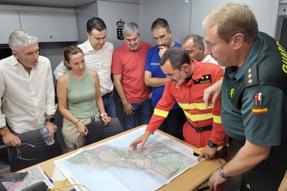 Reunión entre Marlaska y las autoridades que participan en la extinción del incendio