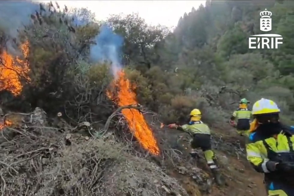 Brigada Briván Oscar 2 trabajando en la extinción del incendio. Equipos de Intervención y Refuerzo de Incendios Forestales