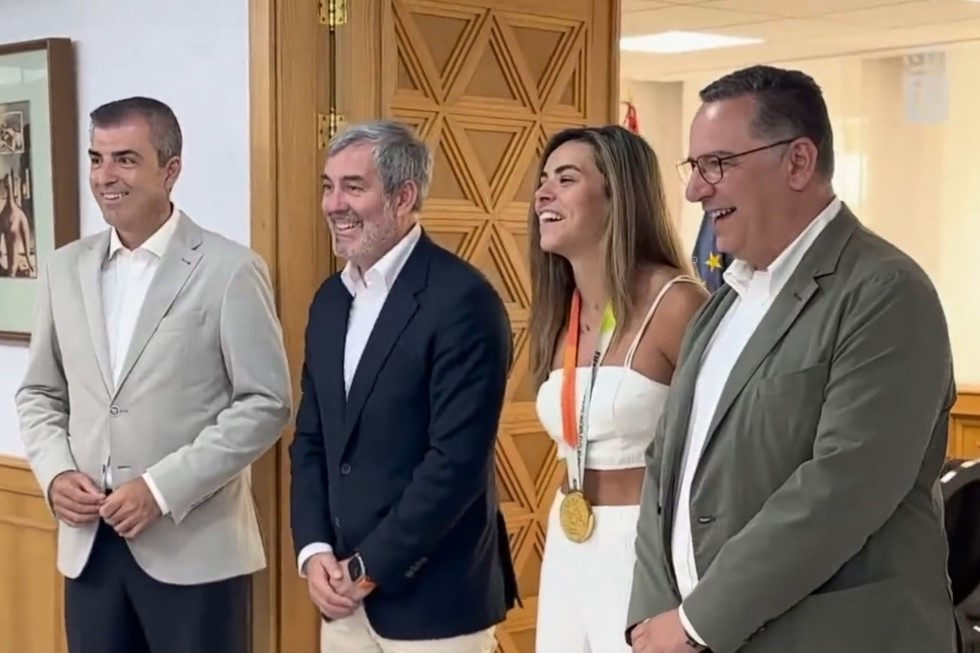 Misa Rodríguez, junto a Manuel Domínguez y Fernando Clavijo