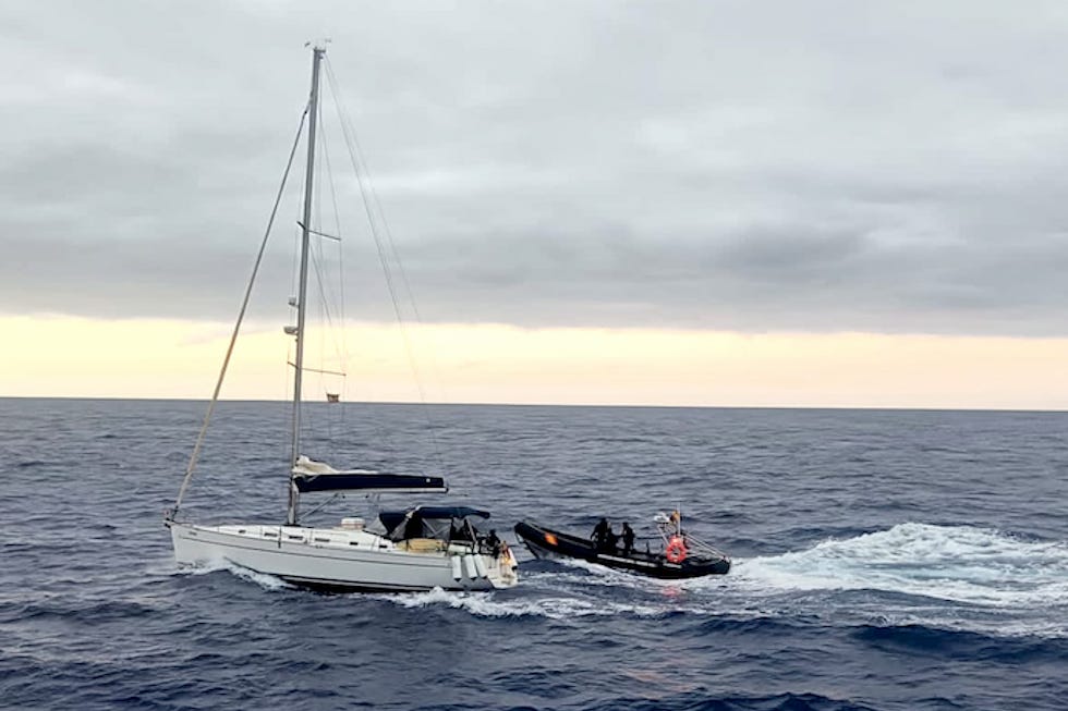 Interceptado un velero. Guardia Civil