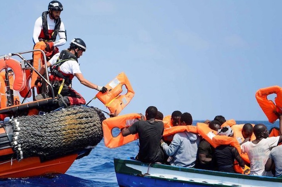 Rescate de migrantes a bordo en una patera