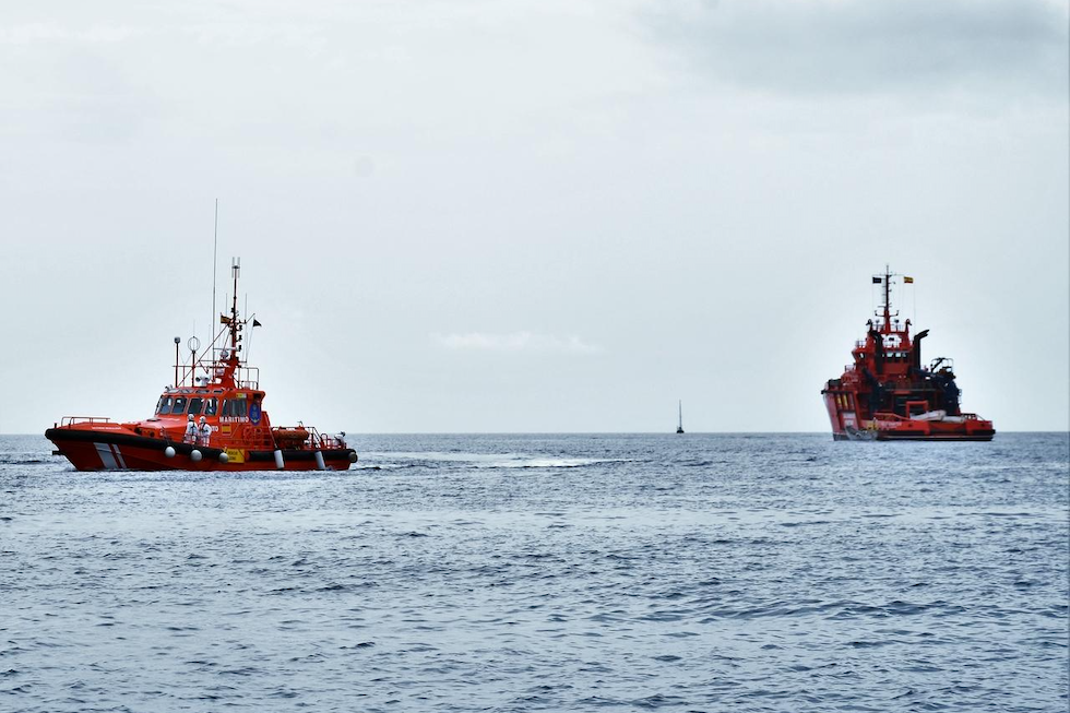 Salvamento Marítimo cargando pateras. Imagen de archivo