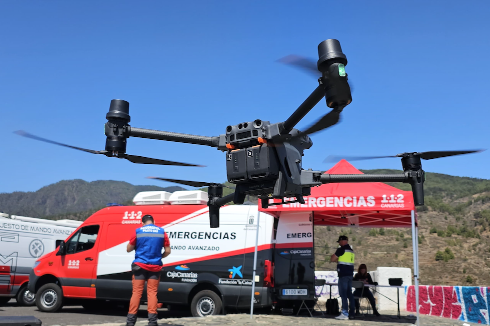 Dron de vigilancia en pleno despegue.