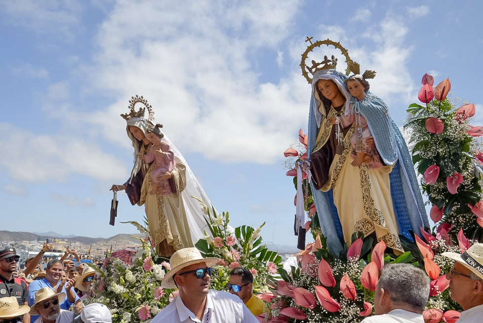 Saludo de las dos imágenes a la pequeña Virgen del Carmen ubicada en el Muelle de Arguineguín