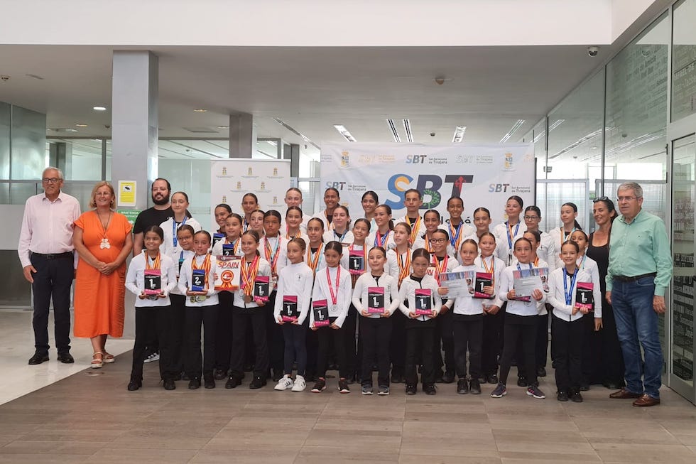 Alumnas y profesores junto a las autoridades locales.