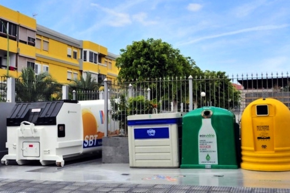 Imagen de recintos actuales con contenedores y autocompactadora