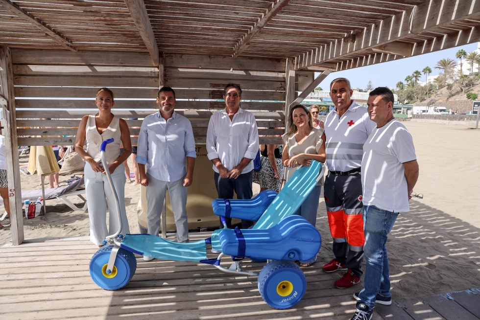 Entrega de las nuevas sillas anfibias