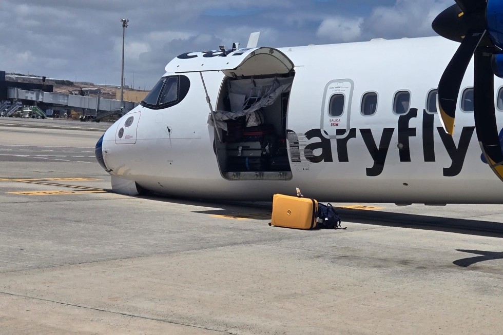 Colapso del tren delantero de un avión de Canaryfly en Gran Canaria