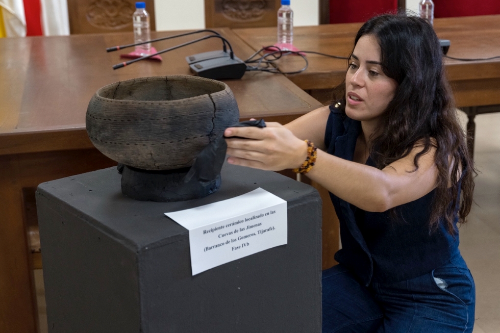 Presentada en Tijarafe la vasija intacta descubierta en la Cueva de Las Jimenas