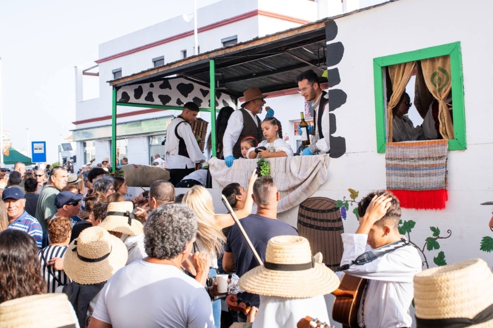 Fuencaliente celebra el día grande de la Vendimia con las carrozas y los Caballos Fuscos