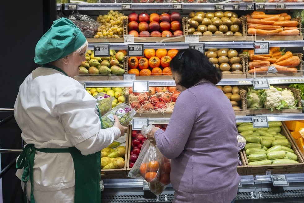 Personal de SPAR Gran Canaria con una clienta