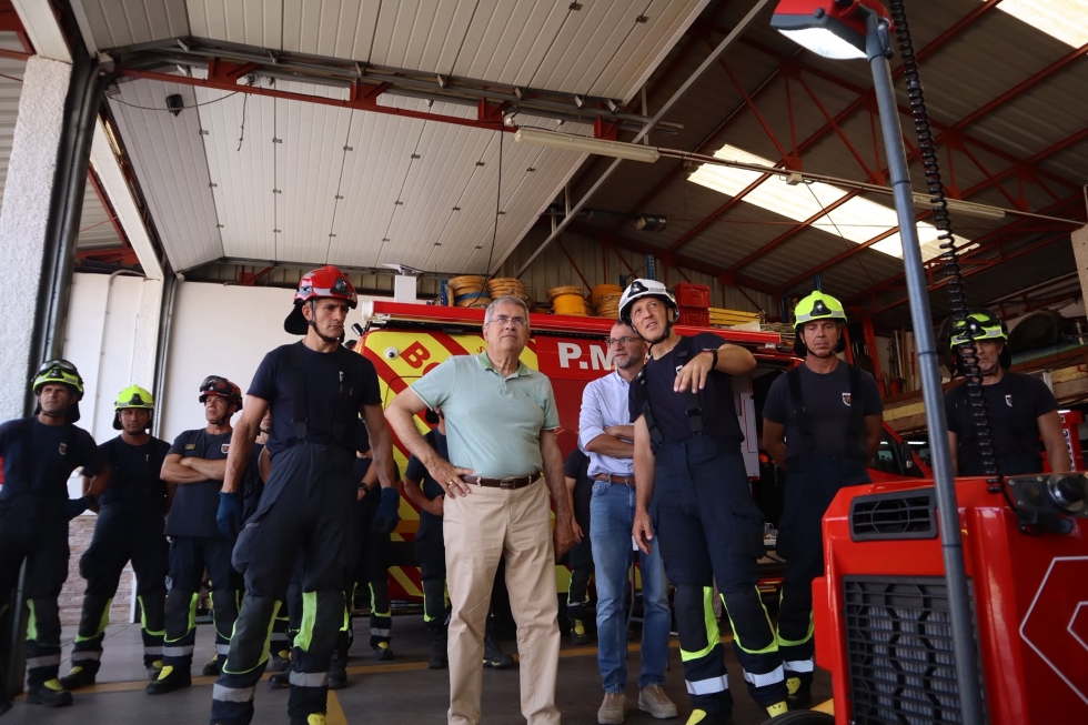 Bomberos de San Bartolom&eacute; de Tirajana junto con los representantes del Consistorio | Maspalomas Ahora