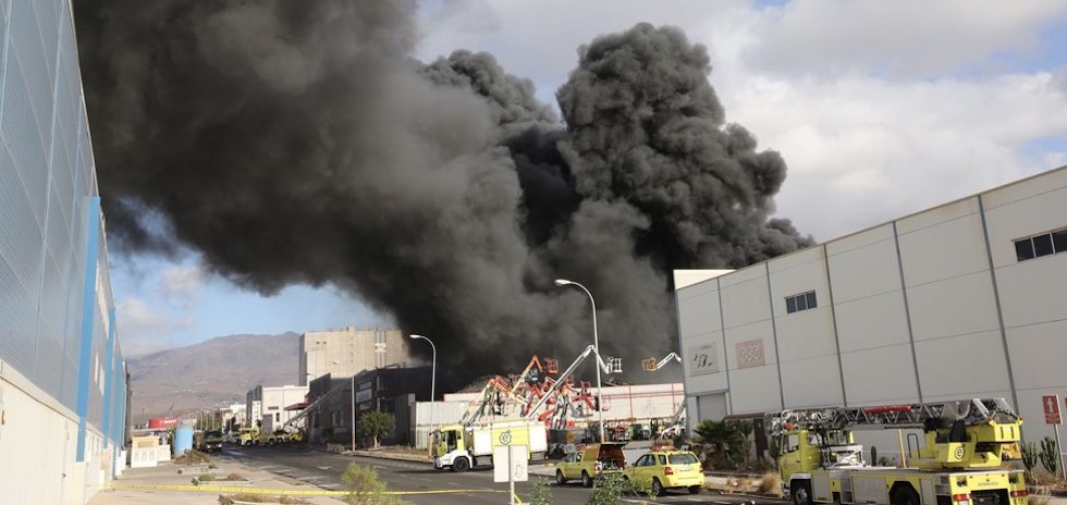 Incendio en un almacén en el Polígono Industrial de Arinaga. (ALEJANDRO RAMOS)