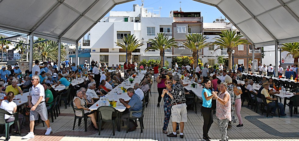 Llegada de los mayores y baile en el Encuentro de Mayores 2018.