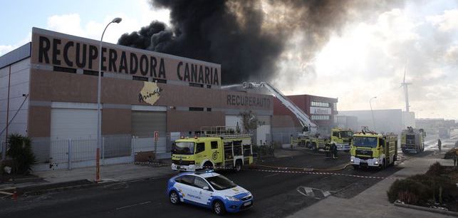 Incendio en un almac&eacute;n en el Pol&iacute;gono Industrial de Arinaga. (ALEJANDRO RAMOS)