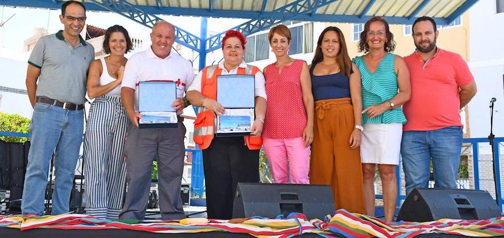 Alcaldesa y parte del grupo de Gobierno municipal junto a los homenajeados.