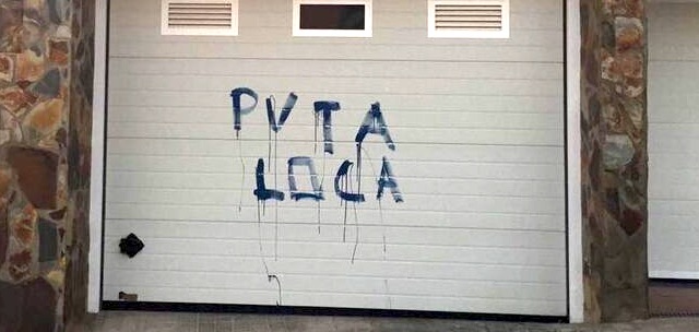 Pintadas en la vivienda de Isabel Santiago, portavoz de Nueva Canarias en Mogán.