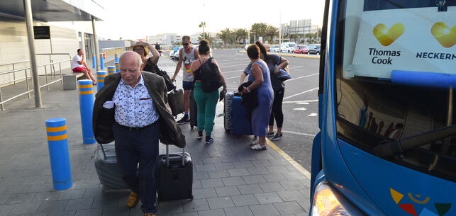 Turistas afectados por el quiebre de Thomas Cook llegan al aeropuerto de Gran Canaria. (Ángel Sarmiento).