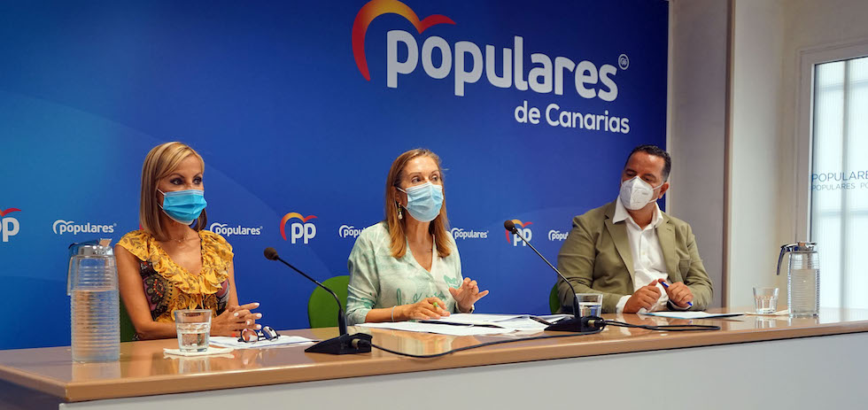 Ana Pastor vicepresidenta del Congreso de los Diputados y vicesecretaria de Política Social del PP (centro)
