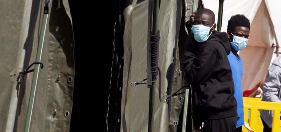 Migrantes en el muelle de Arguineguín. MASPALOMAS AHORA