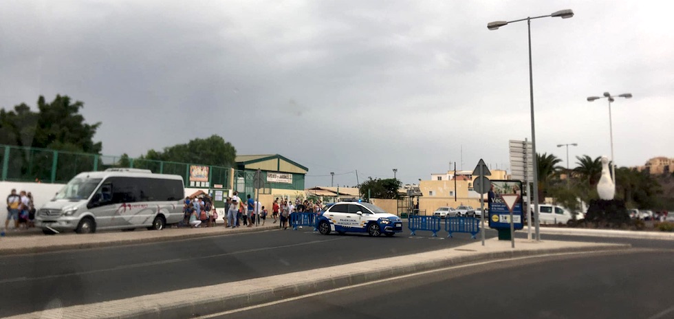 Entrada a un centro escolar en Maspalomas.