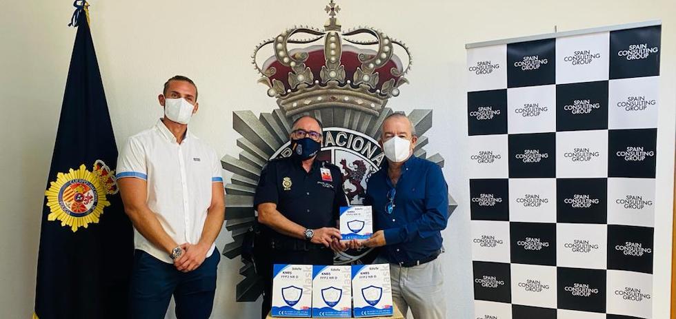 Don Joel Canales,  Don Eduardo M. Caudent, comisario jefe (centro); y Don Carlos Rial. MASPALOMAS AHORA