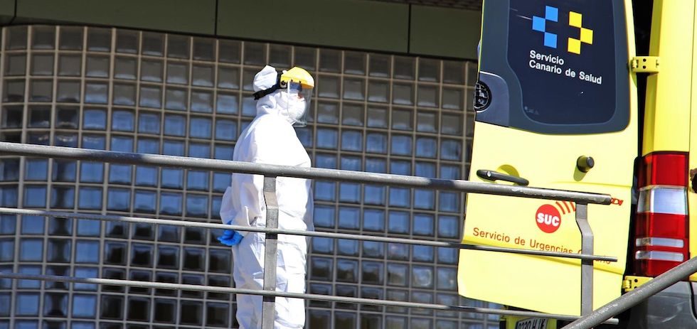 Ambulancia del Servicio de Urgencias Canario durante la crisis. MASPALOMAS AHORA