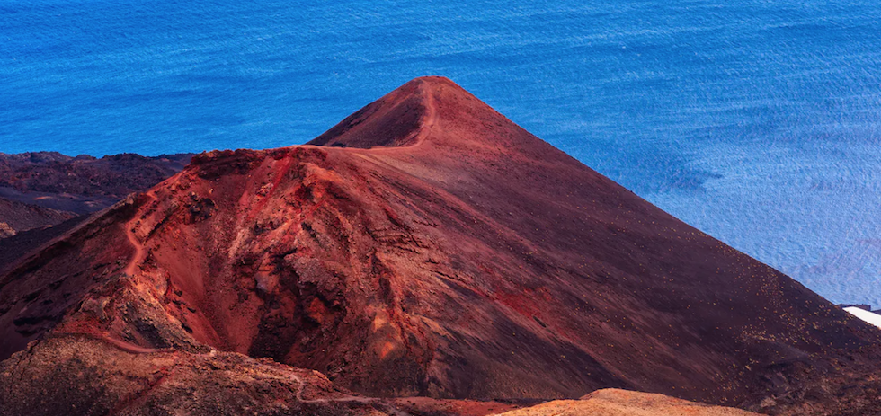 Aspecto actual del cono volc&aacute;nico formado en la isla de La Palma durante la erupci&oacute;n volc&aacute;nica de Tenegu&iacute;a en 1971. Shutterstock / JJFarq