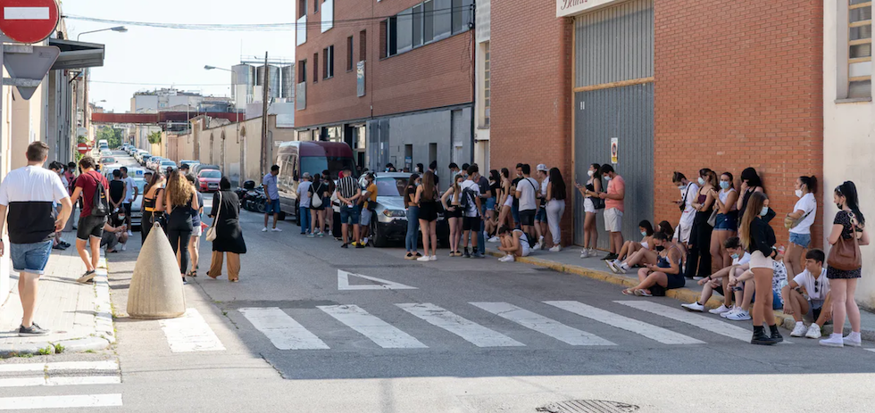 J&oacute;venes esperando para vacunarse en Barcelona en julio de 2021. Shutterstock / Guillem de Balanzo